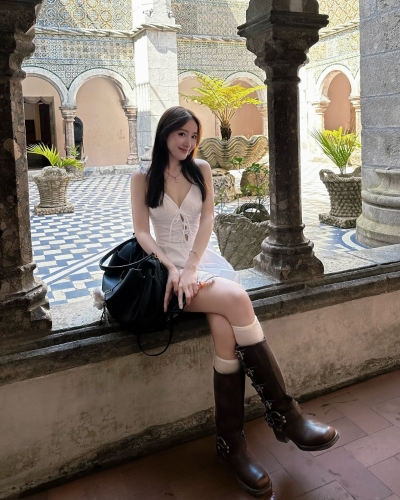 吴海昕身材纤瘦且长相甜美。