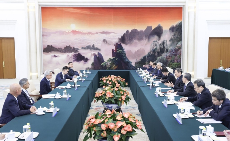 何立峰会见美国英伟达公司总裁兼首席执行官黄仁勋。新华社.jpg
