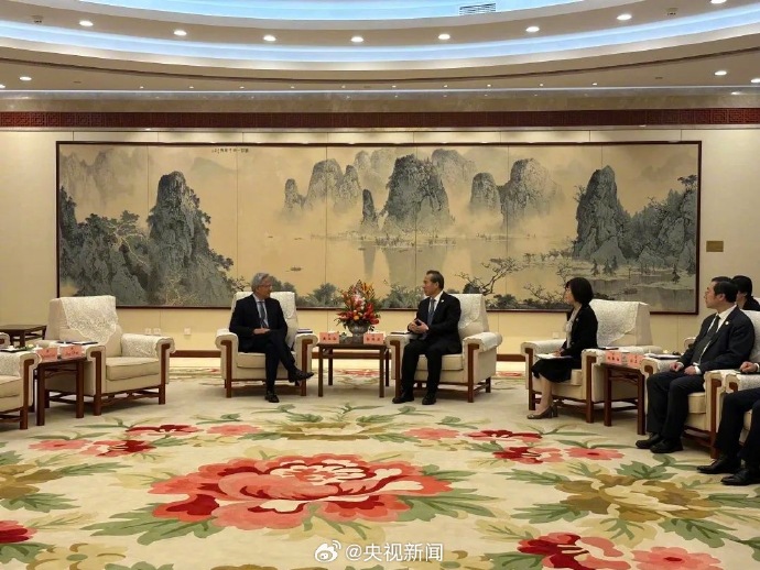 中国贸促会会长任鸿斌与黄仁勋举行会谈。 央视