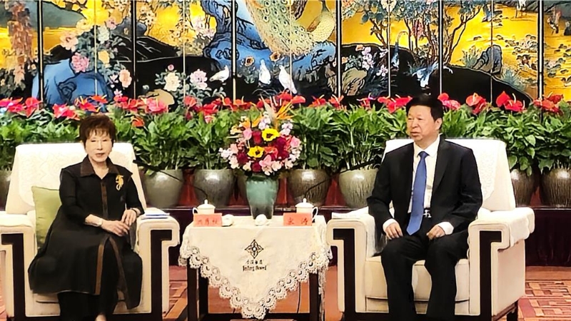 国台办主任宋涛在南京金陵饭店会见访陆的中国国民党前主席洪秀柱一行。