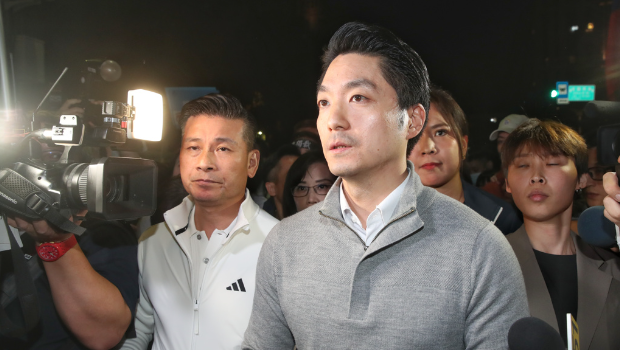 台北市长蒋万安(右)抛出“倒阁说”。( 台北市长蒋万安(右)抛出“倒阁说”。(