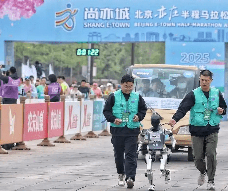 全球首个人形机械人半马北京亦庄开跑。中新社