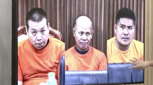 菲警公開涉綁架撕票案的三名被捕嫌犯，左一為楊建民。