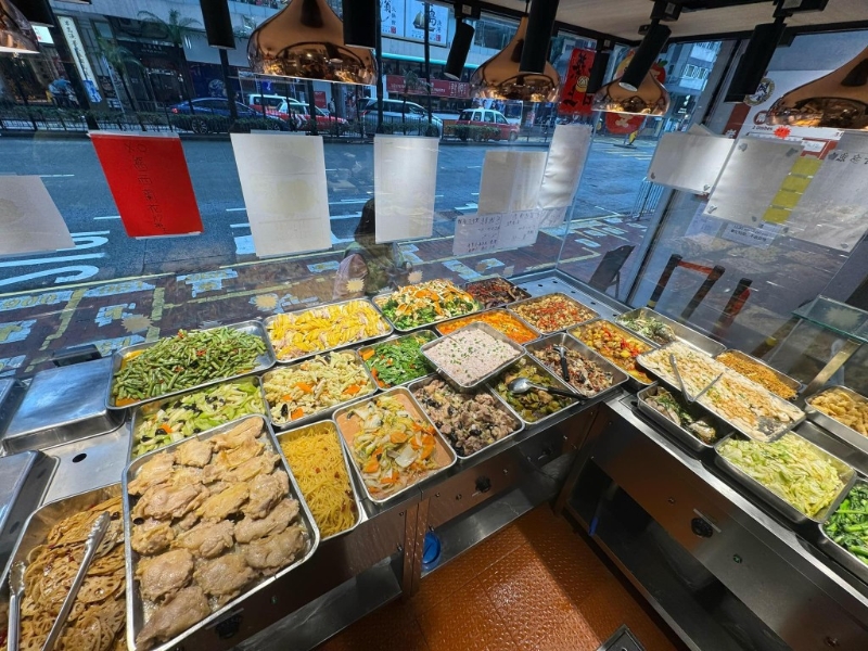 两餸饭店近年在全港各区开到成行成市，其中以湾仔为热门选址，更掀起一场「减价战」