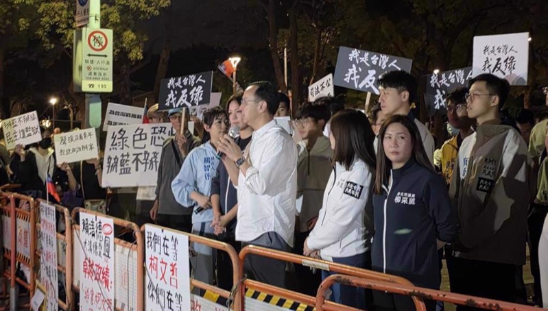 国民党主席朱立伦（前中）18日晚间号召民众26日上凯道。（资料照，林郁平摄）