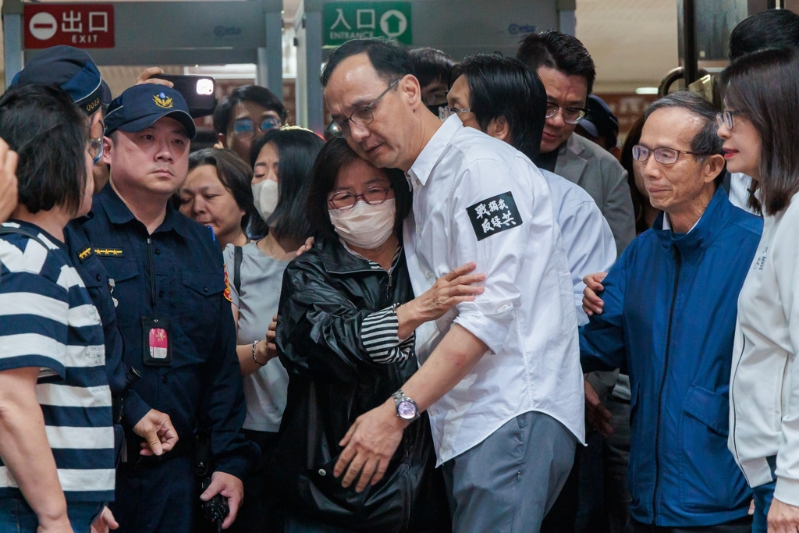 台北地检署侦办国民党台北市党部联署涉伪造文书案，检察官18日清晨复讯后声押黄吕锦茹（中左），台北地院19日晨5时许裁定黄吕无保请回。（资料照／郭吉铨摄）
