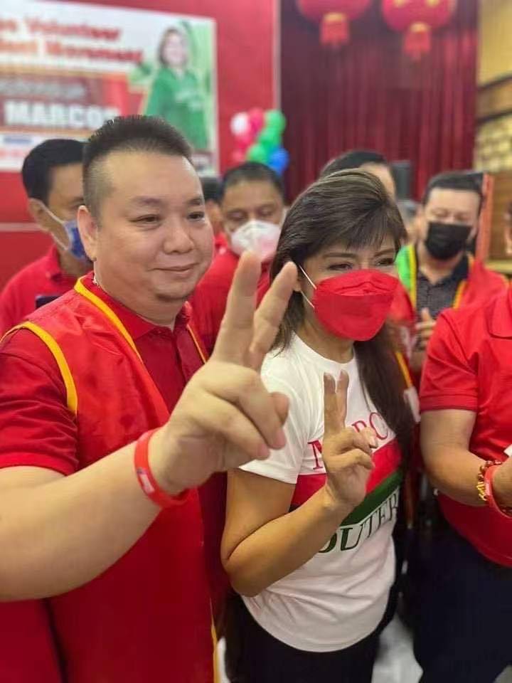 廖某与总统马可斯的姐姐艾米·马可斯合照。facebook@Boy Arsenio Evangelista