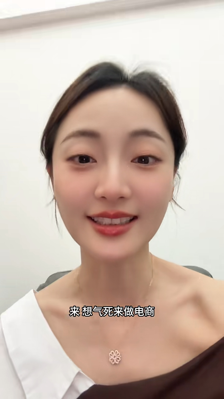 20日王卓淇在小红书上发布了一段影片，当中她怒气冲冲地公审客人将戴过的首饰退货，甚至激到几乎爆粗！
