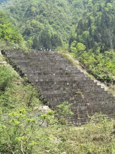 四川「巨人楼梯」其实是护土墙。小红书
