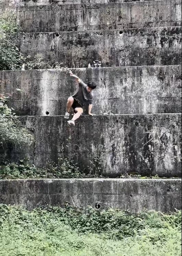 「巨人楼梯」成为户外活动爱好者的挑战项目。小红书＠跑酷野人杰