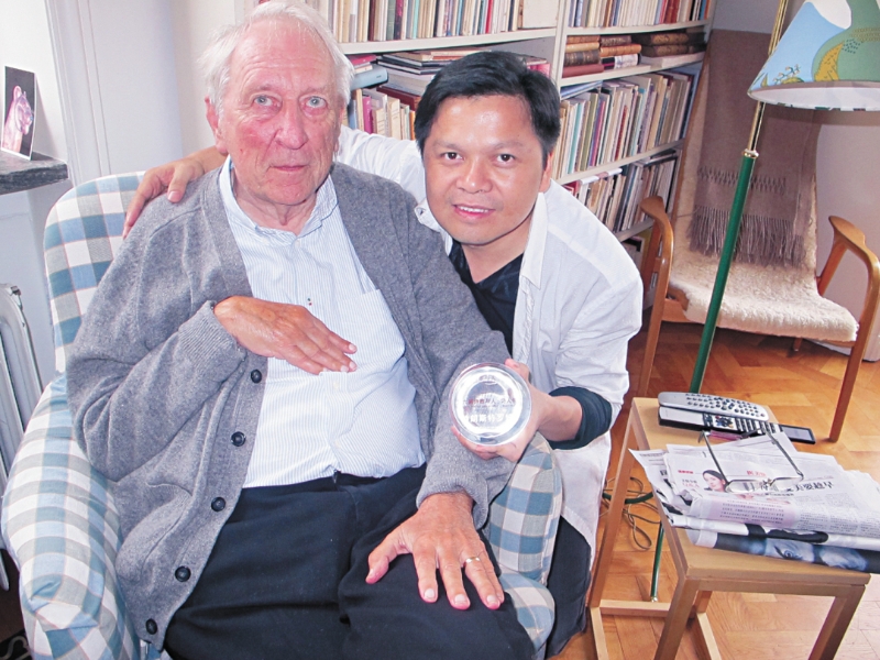 -2011年，与第六届“诗歌与人·国际诗歌-FZ102813712149.jpg