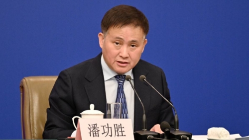 央行行长潘功胜抵达美国，出席国际货币基金组织（IMF）和世界银行举行春季会议。