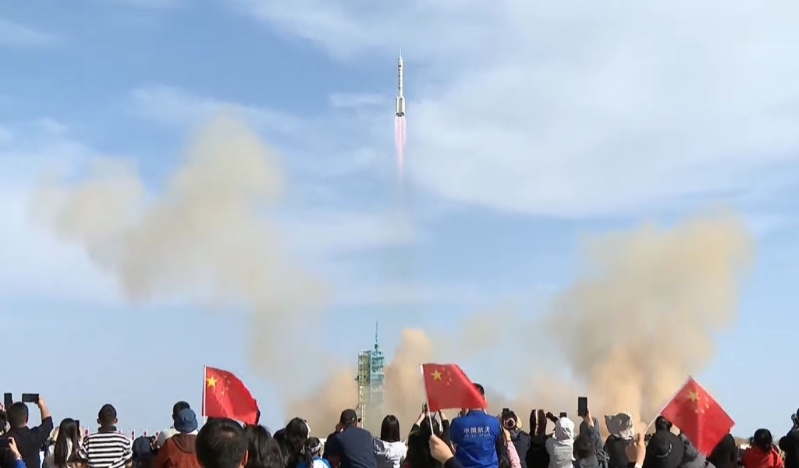 神舟二十号载人飞船发射升空。 央视截图.jpg