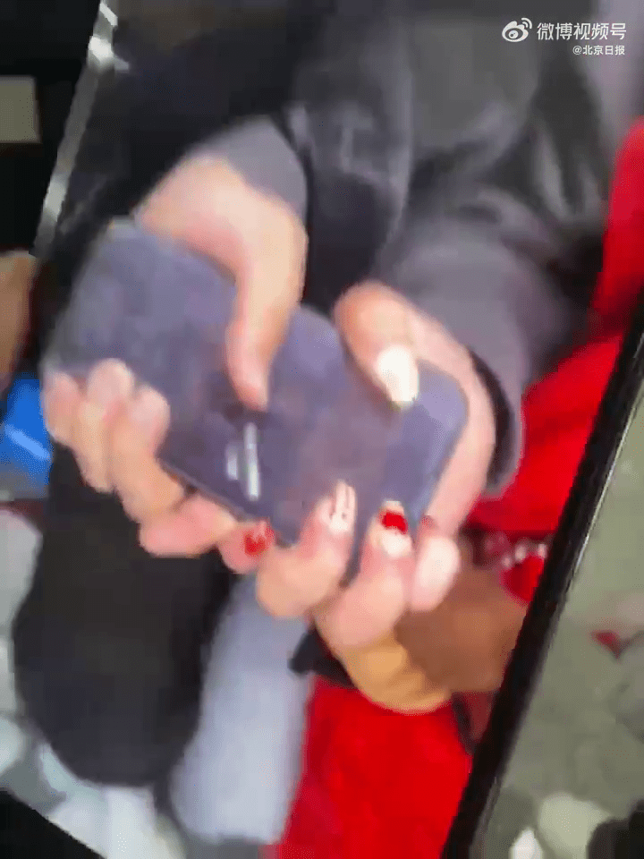 跳水运动员唐怡萱发现地铁偷拍男后，一手夺过手机。