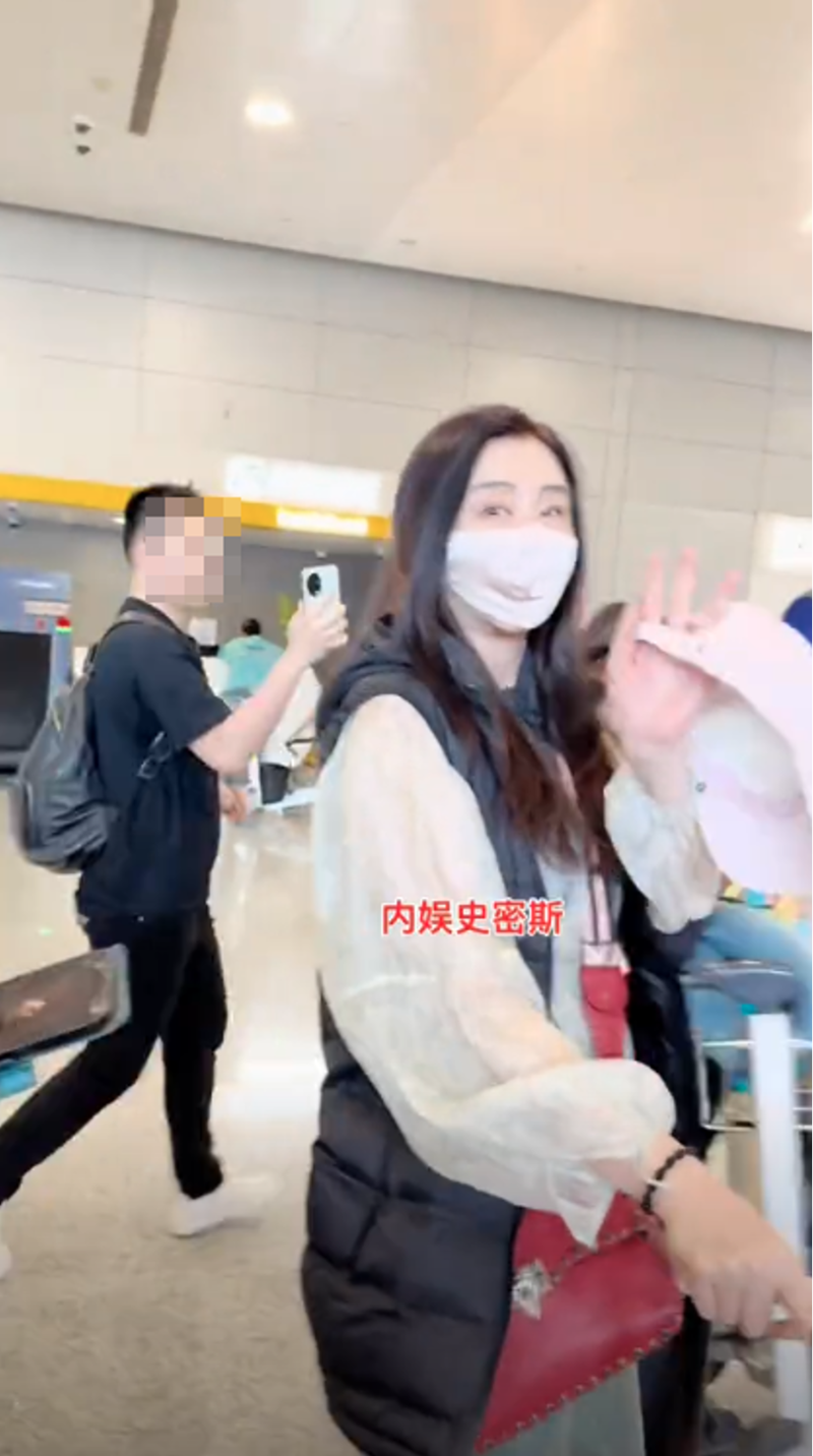王祖贤向粉丝挥手打招呼。