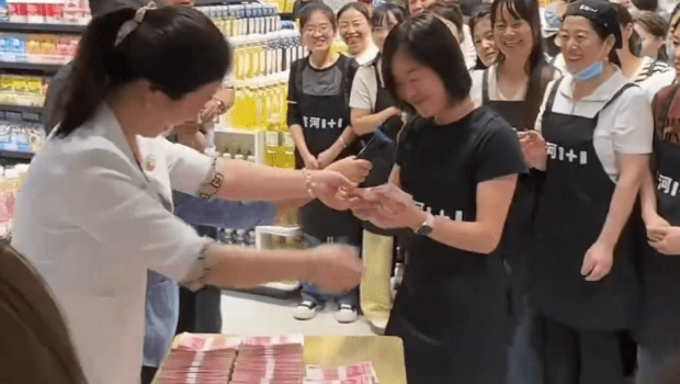 山西超市老板投资黄金赚千万，向公司所有员工分红