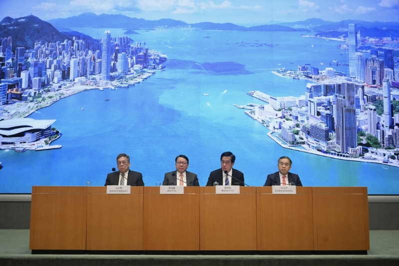 （左起）丘應樺、陳國基、黃偉綸及許正宇在政府總部接受訪問。陳浩元攝