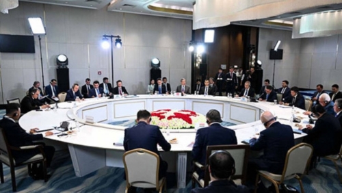 王毅在中亚出席外长会晤，斥责美国发动关税战。中国新闻网