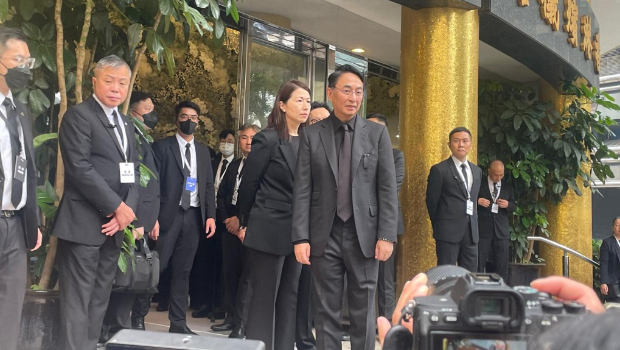 李兆基逝世 | 李兆基两子现身殡仪馆，李家诚带徐子淇到场