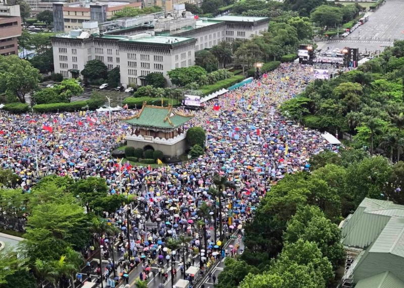 国民党号召426上凯道游行，景福门空拍画面超震撼。.jpg