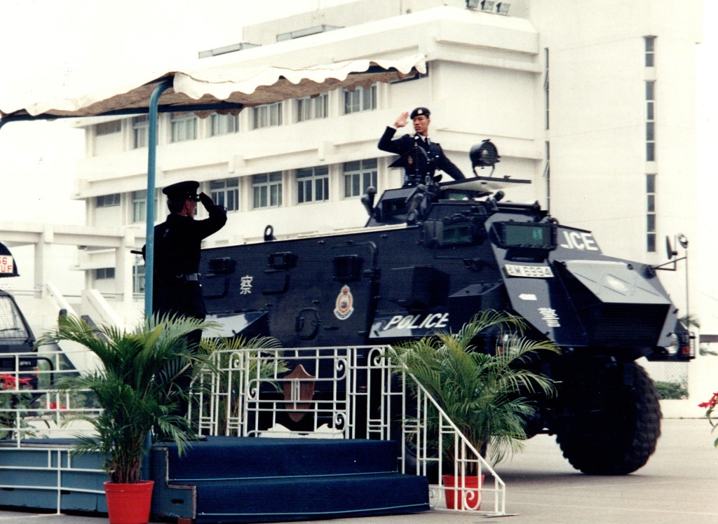 曾于1993年接受警察机动部队的训练。