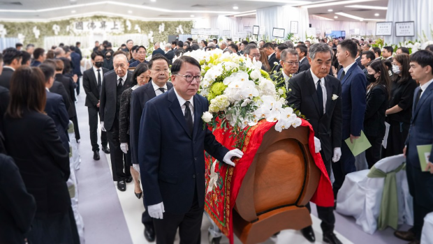 李兆基逝世 | 梁振英及陈国基等10人扶灵，中午12时30分辞灵出殡