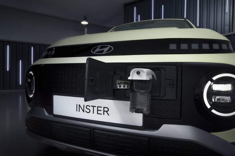 全新Hyundai Inster电动车充电位设于车头左侧。 全新Hyundai Inster电动车充电位设于车头左侧。