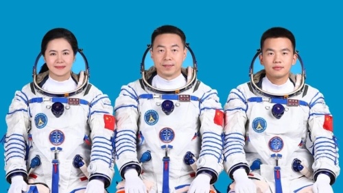 神舟十九号与太空站组合体成功分离，预计中午返回东风着陆场。.jpg