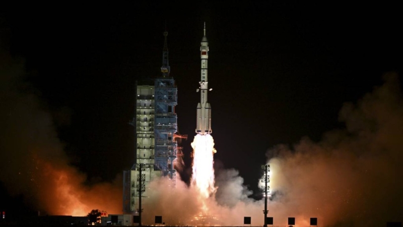 2024年10月30日，搭载神舟十九号载人飞船的长征二号F遥十九运载火箭在酒泉卫星发射中心点火发射。 新华社.jpg