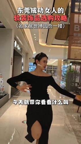 在导览过程中，于淼都以夸张的口吻与动作展示不同家居场景，陆续解说不同装饰品的特色，十分专业。