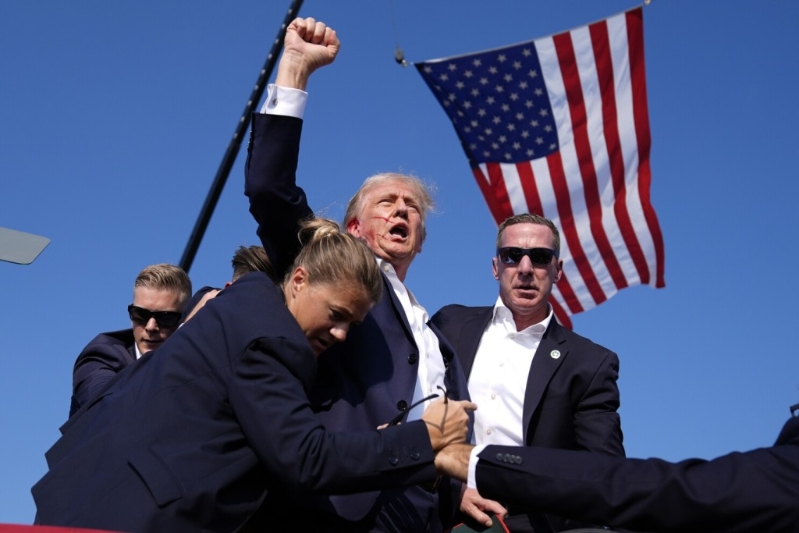 特朗普遇刺后大难不死，振臂高呼要继续战斗。美联社