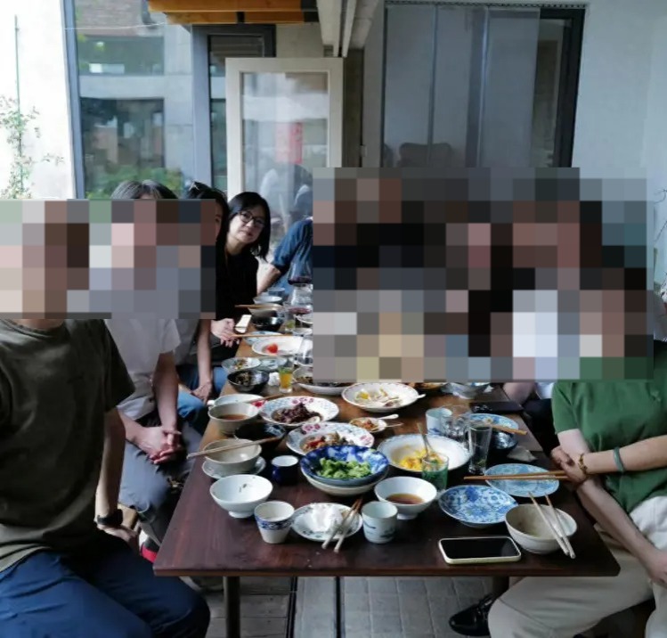 近日，有网民在社交网上晒出两张与赵薇聚餐的合照。
