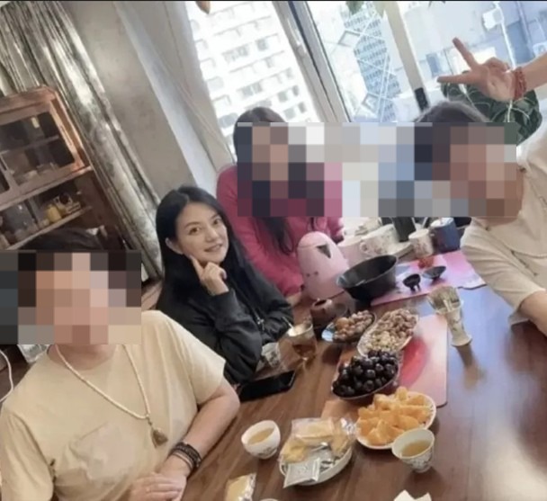 早前有网民于社交网上晒出一张与赵薇及几位友人新年聚餐的合照，当中离婚后首现身的赵薇素颜上阵，白皙透亮的肌肤加上浓眉大眼，状态似乎未受失婚影响。