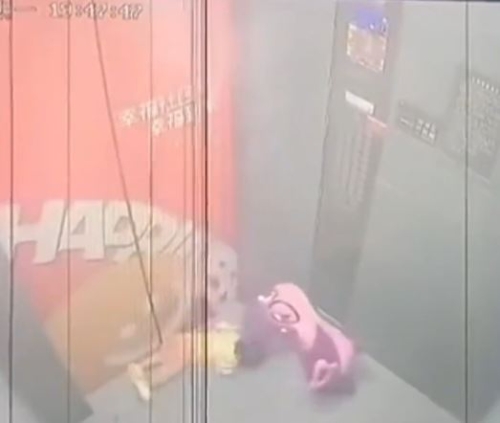 玩具车上幼童被电梯拉扯至凌空360度摔落地