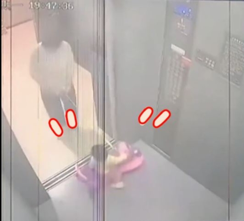 家长反应缓慢，未及拉出幼童出电梯