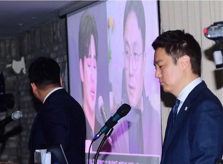 金世义在5月7日举行记者会