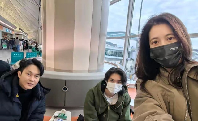 魔童（中）愈大愈靓仔，张智霖和袁咏仪肯定十分开心。 （微博图片）