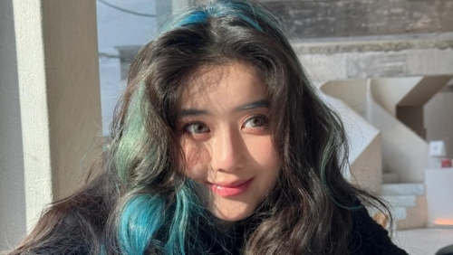 25岁新生代女星李凯馨是星二代，爸爸是新加坡男星俞宏荣，妈妈是新加坡主持人权怡凤，属新加坡国籍。