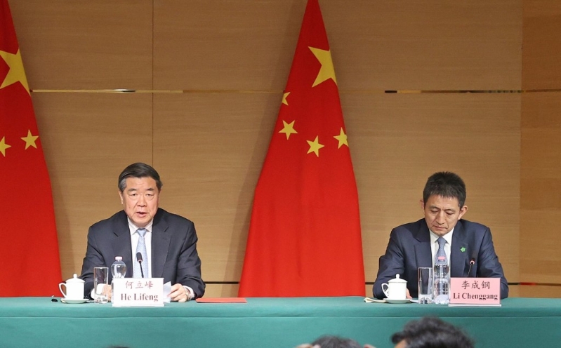 何立峰和李成钢在记者会上。 新华社