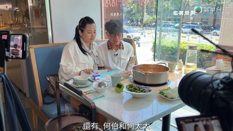 何伯何太忘年恋引起热论。