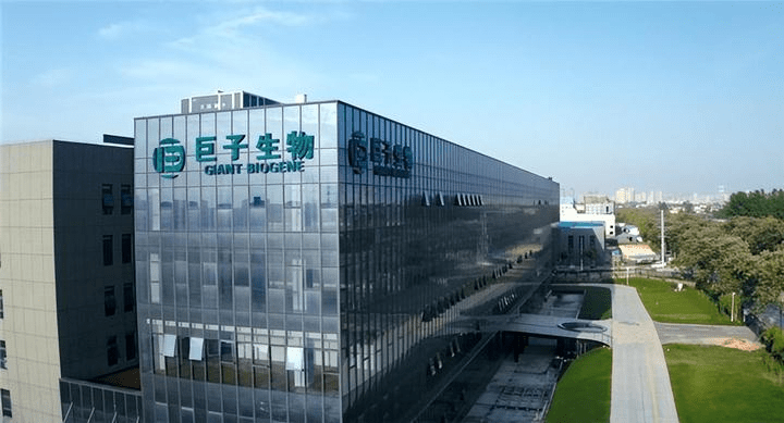 范代娣及其丈夫严建亚名下有巨子生物持股56.5%。