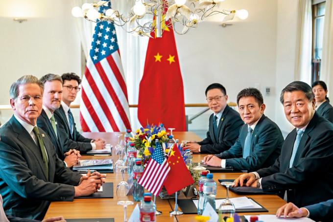 国务院副总理何立峰日前在瑞士日内瓦与美国财长贝森特进行闭门会谈，取得令人意外的实质进展，关税战紧张气氛亦得以缓和。 图为中美代表团会前合照。.jpg