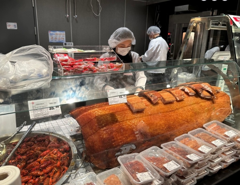 从照片可见，超市出售的烧猪相当巨型
