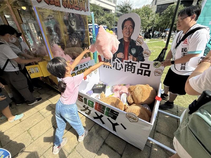 民众把退货娃娃砸向赖清德立牌。中时