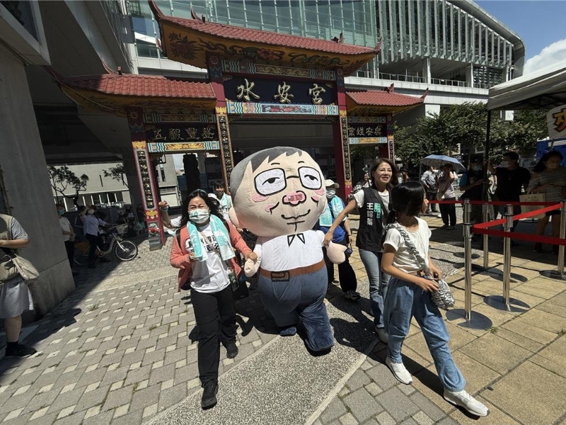 民众党支持群众引领柯文哲娃娃走进会场，一路高喊“赖清德下台”。