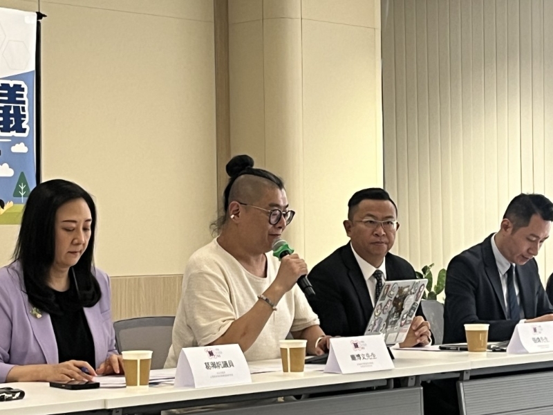 庞博文（左2）指若有天文台的数据将可以有助了解不同区域“大阳风暴”的情况