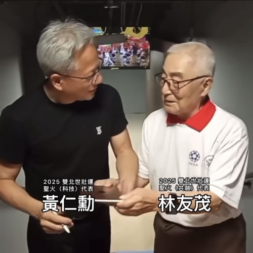 黄仁勋为104岁羽球员签名请教长寿秘诀