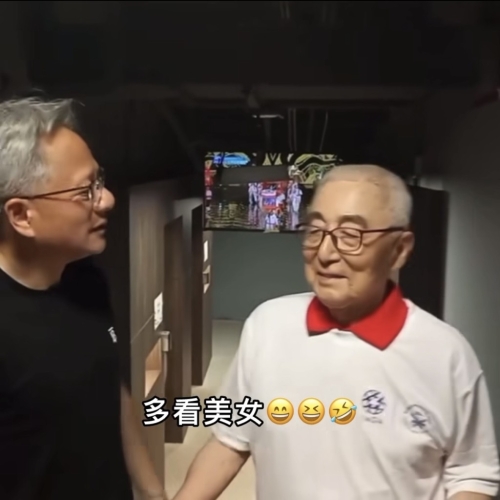 黄仁勋无奈不知怎样回话，林友茂指着身边包括女性的义工记者等人重覆一遍说：“多看美女。” facebook 张哲生