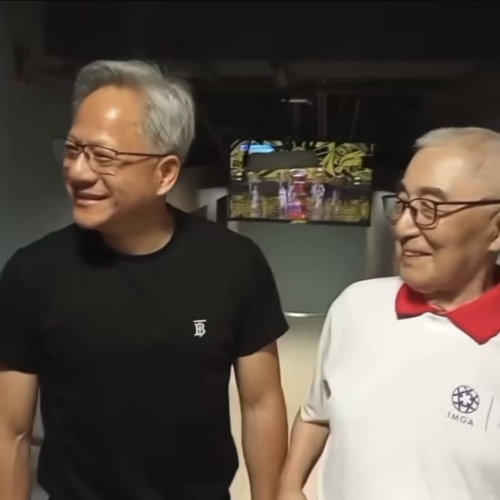 黄仁勋尴尬笑打圆场。