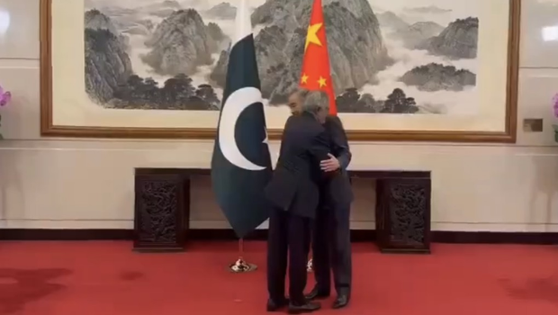王毅在京会见巴基斯坦外长达尔。